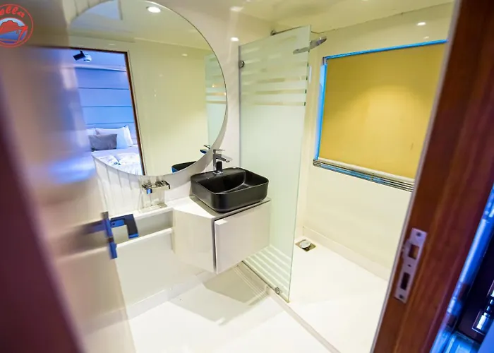 Bella Liveaboard Botel *