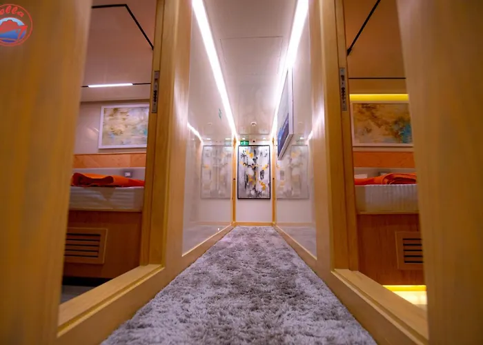 Bella Liveaboard Botel