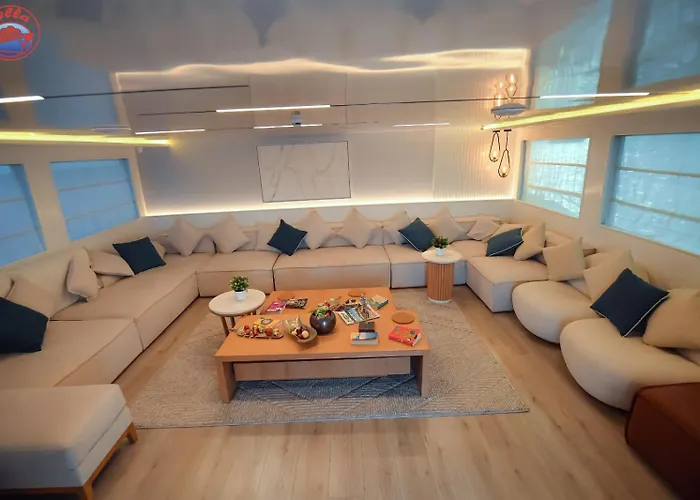 Bella Liveaboard Botel