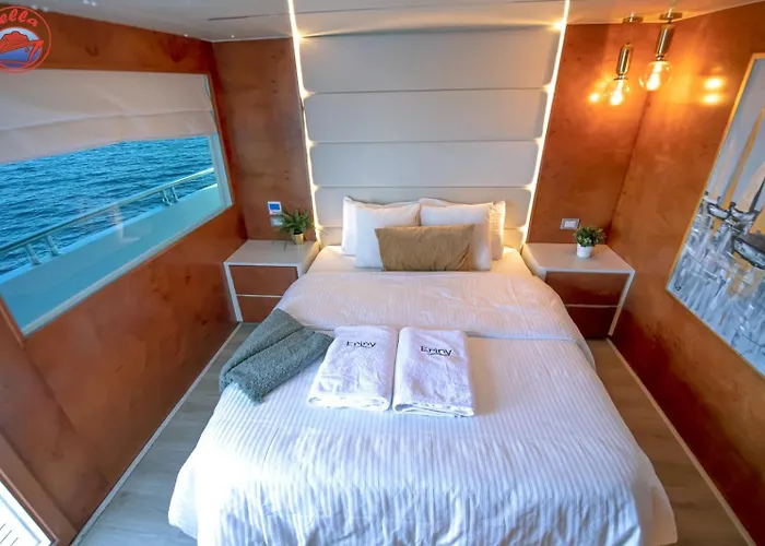 Bella Liveaboard Botel *