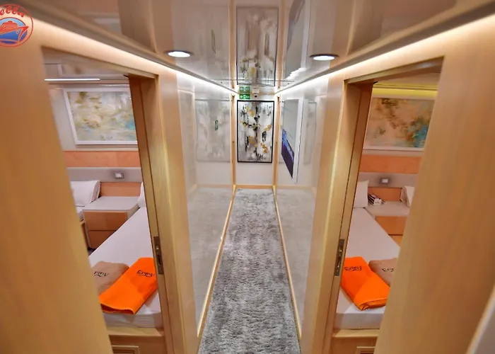 Bella Liveaboard Botel